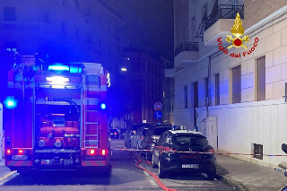 Ancona - Vola giù dalla finestra per salvarsi dalle fiamme, 46enne in codice rosso